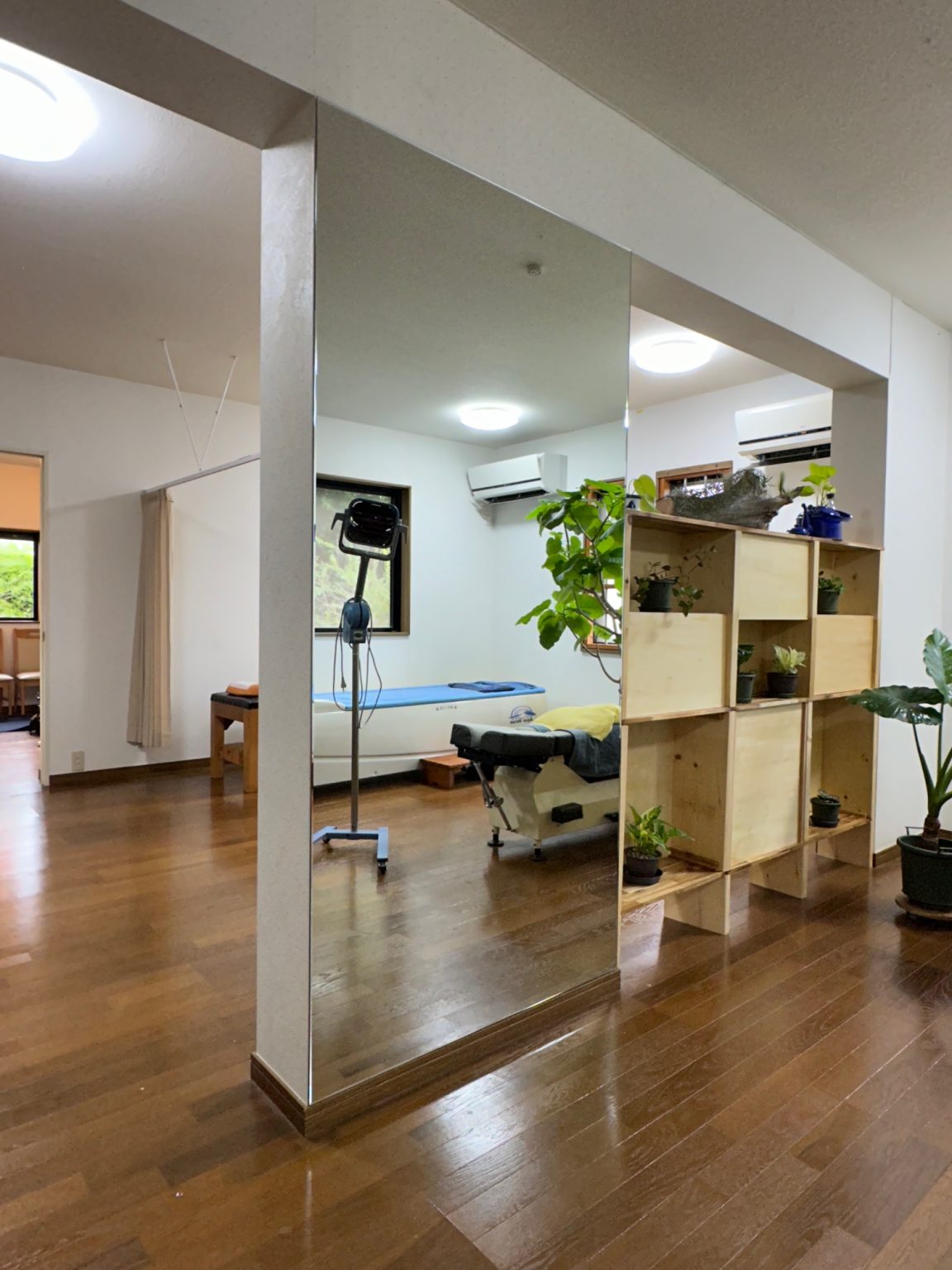 接骨院の鏡のとりつけ