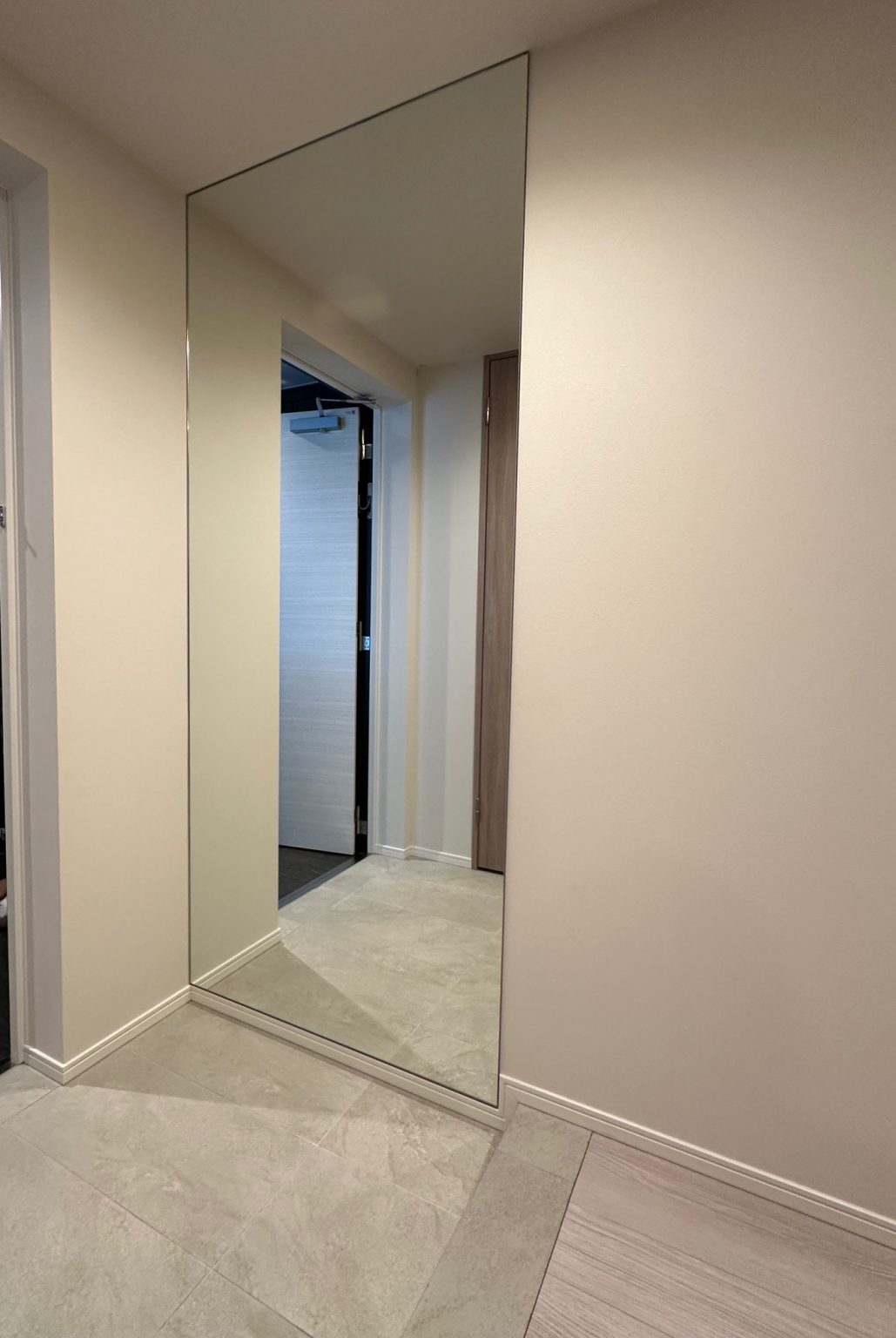 オーダーミラー　玄関　巾木幅合わせ　千葉県