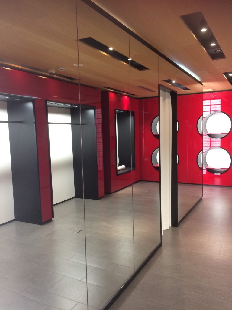 某ブランド店舗の装飾ミラーを施工しました。