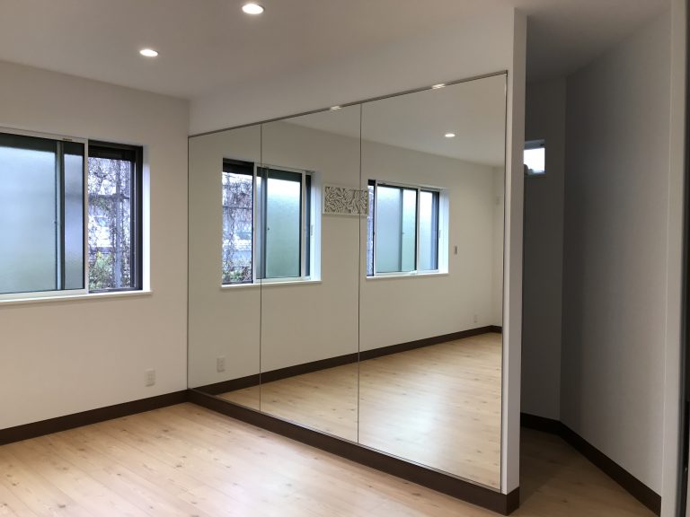 フィットネスミラー（オーダーサイズ）の取り付けをしました。